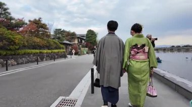 Hozugawa Nehri dramatik Kyoto dağ geçidi boyunca akar. 24 Kasım 2025