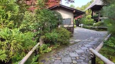 Koetsuji Tapınağı Bahçeleri, 24 Kasım 2025 'te işlenmiş kırsal zarafet sergiliyor.