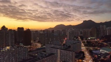 Altın gün batımı Choi Hung 'un ufuk çizgisini ve 5 Şubat 2026 tarihli kulelerini aydınlatıyor.