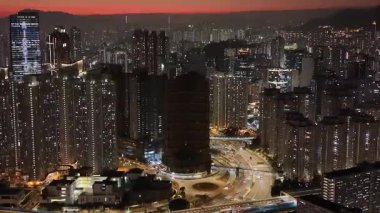 Altın gün batımı Choi Hung 'un ufuk çizgisini ve 5 Şubat 2026 tarihli kulelerini aydınlatıyor.