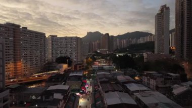 Ngau Chi Wan 5 Şubat 2026 'da gece pazarı yolu parlıyor.