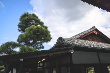 Japon tarihi tapınağının çatısında Kyoto 28 Kasım 2025 'te karmaşık tasarım ve işçilik sergileniyor.
