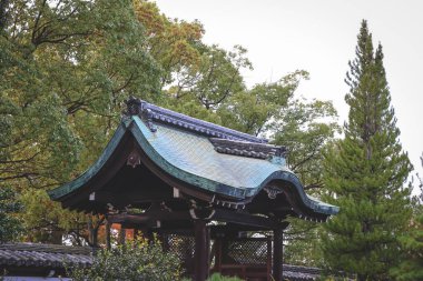 Japon tarihi tapınağı Kyoto 28 Kasım 2025 'te kendine özgü irimoya çatı mimarisini sergiliyor.