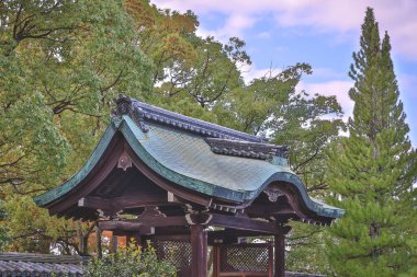 Japon tarihi tapınağı Kyoto 28 Kasım 2025 'te kendine özgü irimoya çatı mimarisini sergiliyor.