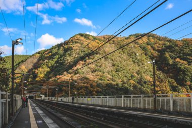 Hozukyo Gorge Kyoto 'daki Picturesque tren istasyonu.