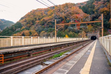 Hozukyo Gorge Kyoto 'daki Picturesque tren istasyonu.