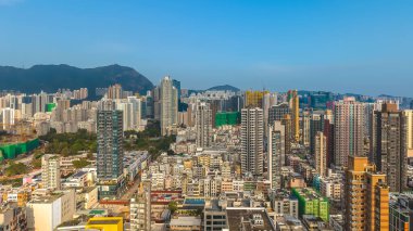 Geniş dağ zemininin altında yoğun şehir kuleleri yükseliyor 8 Mart 2026