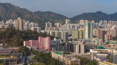 Geniş dağ zemininin altında yoğun şehir kuleleri yükseliyor 8 Mart 2026