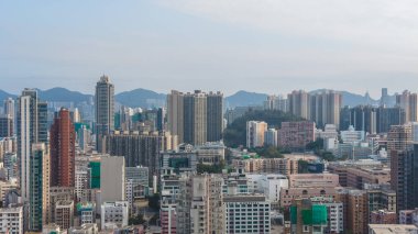 Geniş dağ zemininin altında yoğun şehir kuleleri yükseliyor 8 Mart 2026