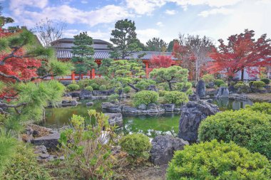 Yansıtıcı gölet ve 28 Kasım 2025 tarihli huzurlu tapınak bahçesi