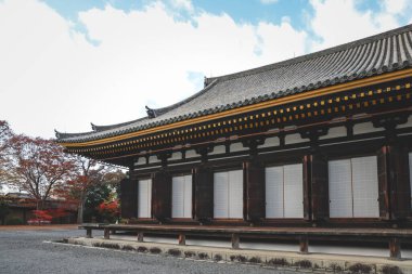 Japon tapınağı sahnesinde koyu ahşap dış görünüş, r. 28 Kasım 2025