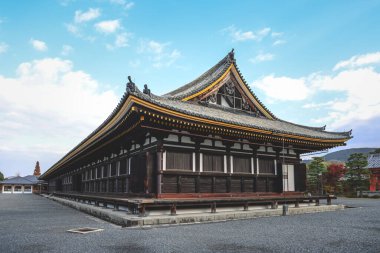 Klasik ahşap Japon tapınağında 28 Kasım 2025 tarihli kıvrımlı çatı ve koyu kereste bulunur.