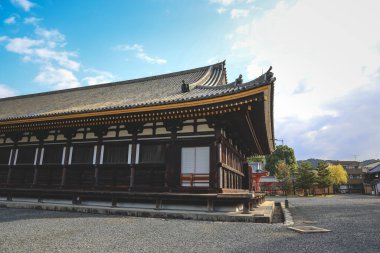 Japon tapınağı sahnesinde koyu ahşap dış görünüş, r. 28 Kasım 2025