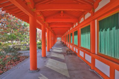 Yan tarafı yeşil panjurlu kırmızı renkli tapınak geçidi, 28 Kasım 2025