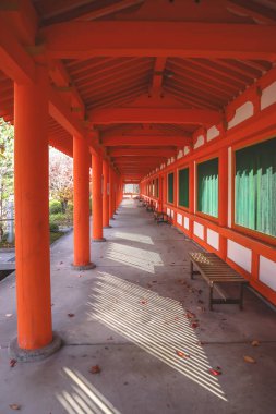 Yan tarafı yeşil panjurlu kırmızı renkli tapınak geçidi, 28 Kasım 2025