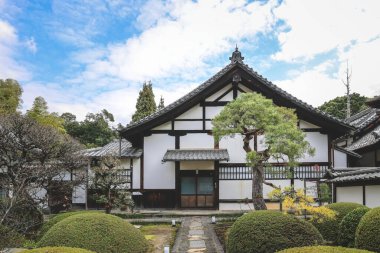 Geleneksel mimari ve bahçelerin yer aldığı sakin Japon tapınağı 28 Kasım 2025