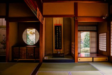 Kyoto Tapınağı 28 Kasım 2025 'te sonbahar yeşillik çerçeve ikonik pencereler