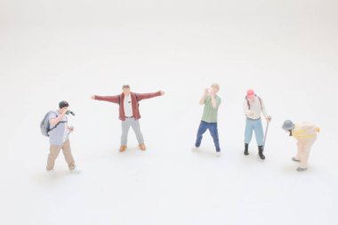 Küçük heykelcikler, bebek arabasının etrafında toplanmış yetişkinleri tasvir ediyor.