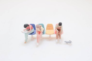 Küçük heykelcikler rahat pozlar verir spor kıyafetleri giyerler.