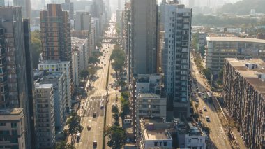 Büyük şehir yolu, 14 Mart 2026 'da yoğun konut ve ticari binalarla dolu.