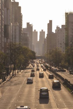 Yoğun kentsel binalarla dolu Kowloon yolu 14 Mart 2026