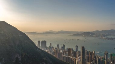 Kent yamaçları 15 Mart 2026 'da deniz manzarası ve hareketliliğine bakıyor.