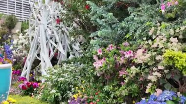 Canlı mevsimlik çiçeklerin yer aldığı renkli bahçe görüntüsü 21 Mart 2026