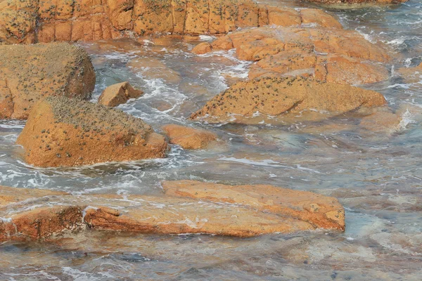 Côte de la mer rocheuse et l'eau trouble dans le ruisseau o — Photo