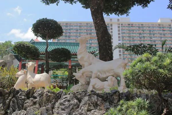 Antik staty av get i Wong Tai Sin Temple — Stockfoto