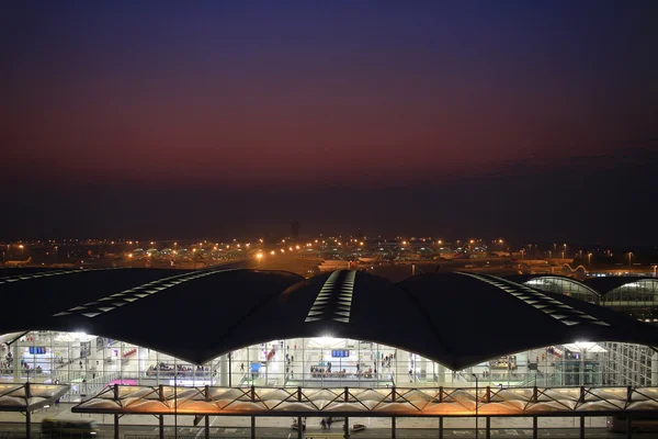 Het internationale vliegveld van Hong kong op de avond — Stockfoto