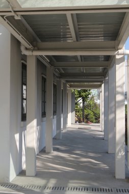 Güneş ve gölge ile beyaz açık koridor