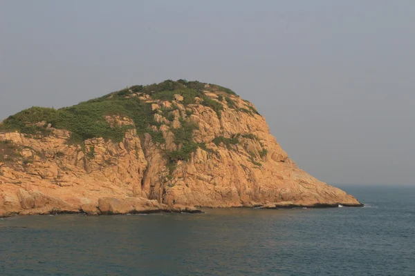 岩が多い海岸とぼやけ水 shek o — ストック写真