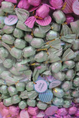 Karışık renkli meyve bonbonu. Yakın çekim.