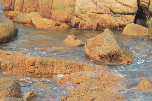 岩石海岸和模糊的水在石河 — 图库照片