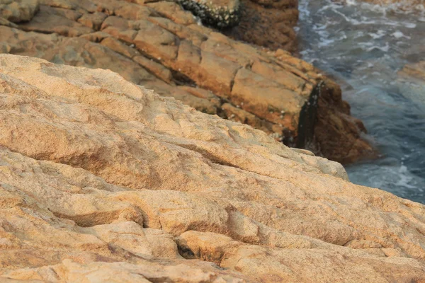 Costa rochosa do mar e água turva em shek o — Fotografia de Stock