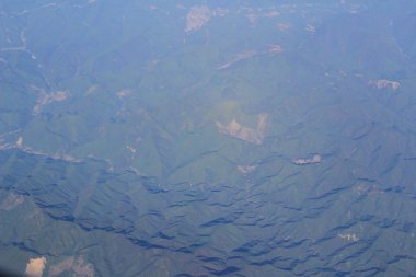 Yere uçak penceresinden bakış 