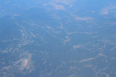 Yere uçak penceresinden bakış 