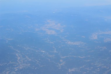 Yere uçak penceresinden bakış 