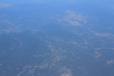 Yere uçak penceresinden bakış 