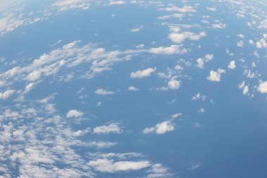 mavi gökyüzünde uçan bir uçak