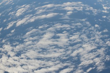 mavi gökyüzünde uçan bir uçak