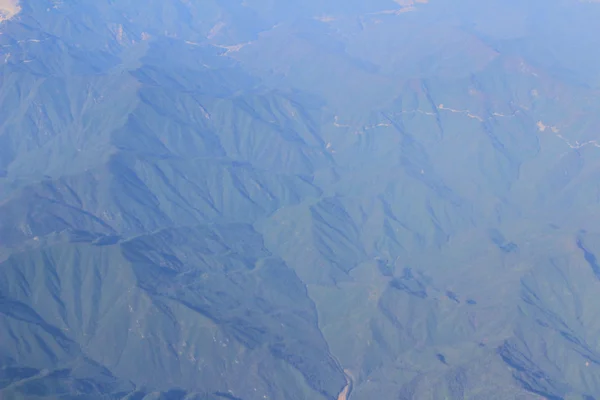 Вид на землю з вікна літака — стокове фото