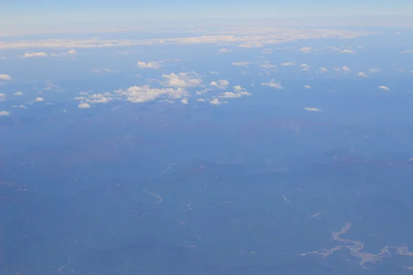 Vista do solo da janela do avião — Fotografia de Stock