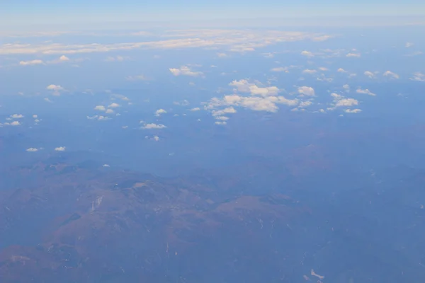 Vista do solo da janela do avião — Fotografia de Stock