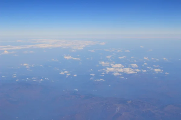 Vista del suolo dal finestrino dell'aereo — Foto Stock