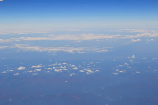 Yere uçak penceresinden bakış — Stok fotoğraf