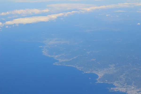 Blick auf den Boden aus dem Flugzeugfenster — Stockfoto