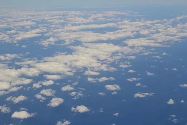 Vista aérea del cielo azul y la nube Vista superior desde la ventana del avión — Foto de Stock