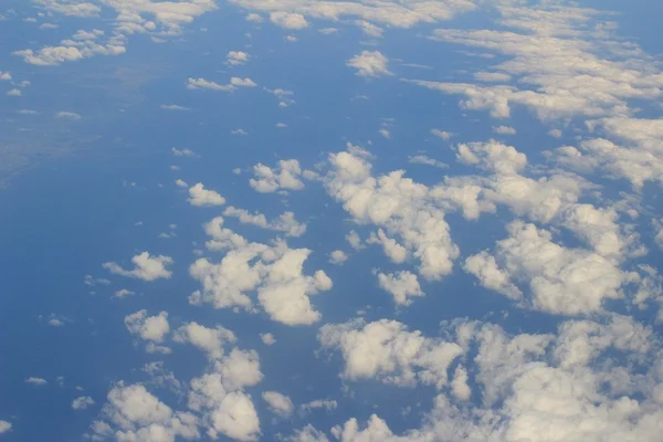 蓝蓝的天空和云顶部视图从飞机窗口鸟瞰图 — 图库照片