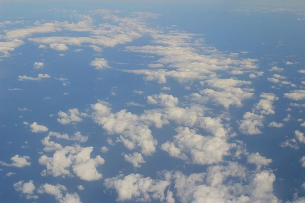 Vista aerea del cielo blu e della nuvola Vista dall'alto dalla finestra dell'aereo — Foto Stock